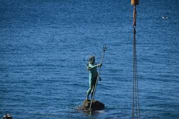 Una grúa de 80 metros trabaja en la reparación del Neptuno en Melenara/TA.